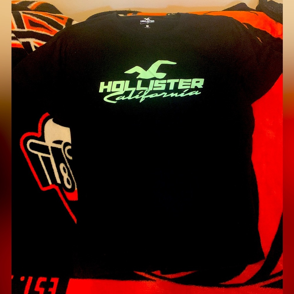 Hollister. Size Medium. Never worn